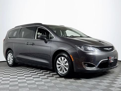 Used 2019 Chrysler Pacifica Touring Plus w/ Advanced Safetytec Group FWD image 1