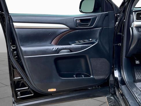 Used 2015 Toyota Highlander Plus FWD image 20