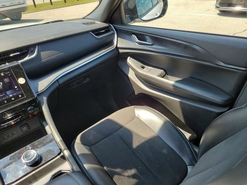 Used 2023 Jeep Grand Cherokee Altitude RWD image 15