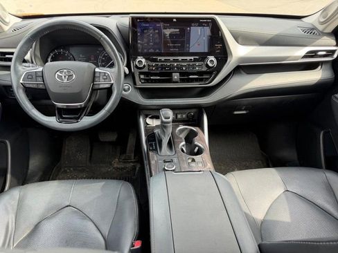 Used 2021 Toyota Highlander Platinum image 12