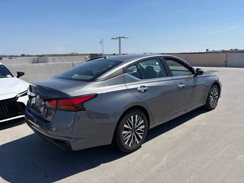 Used 2025 Nissan Altima 2.5 SV FWD image 2