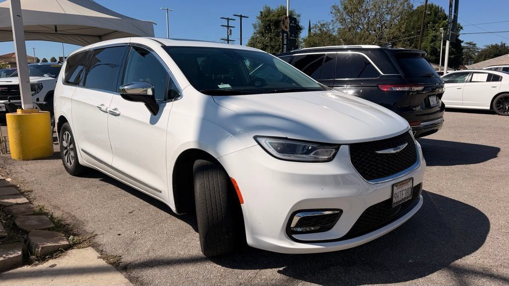 Used 2023 Chrysler Pacifica Limited FWD image 2