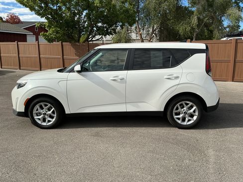 Used 2023 Kia Soul LX w/ LX Technology Package FWD image 8