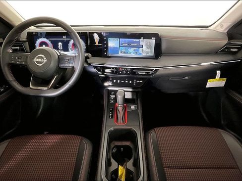 Certified 2025 Nissan Kicks SR FWD image 18
