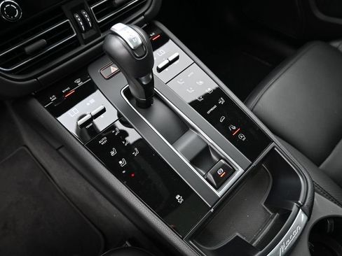 Certified 2026 Porsche Macan AWD/4WD image 23