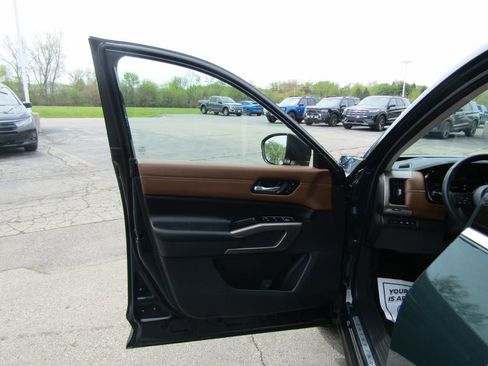Used 2025 Nissan Pathfinder Platinum w/ Cargo Package AWD/4WD image 24