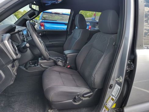 Used 2017 Toyota Tacoma TRD Sport w/ Premium & Technology Package AWD/4WD image 10