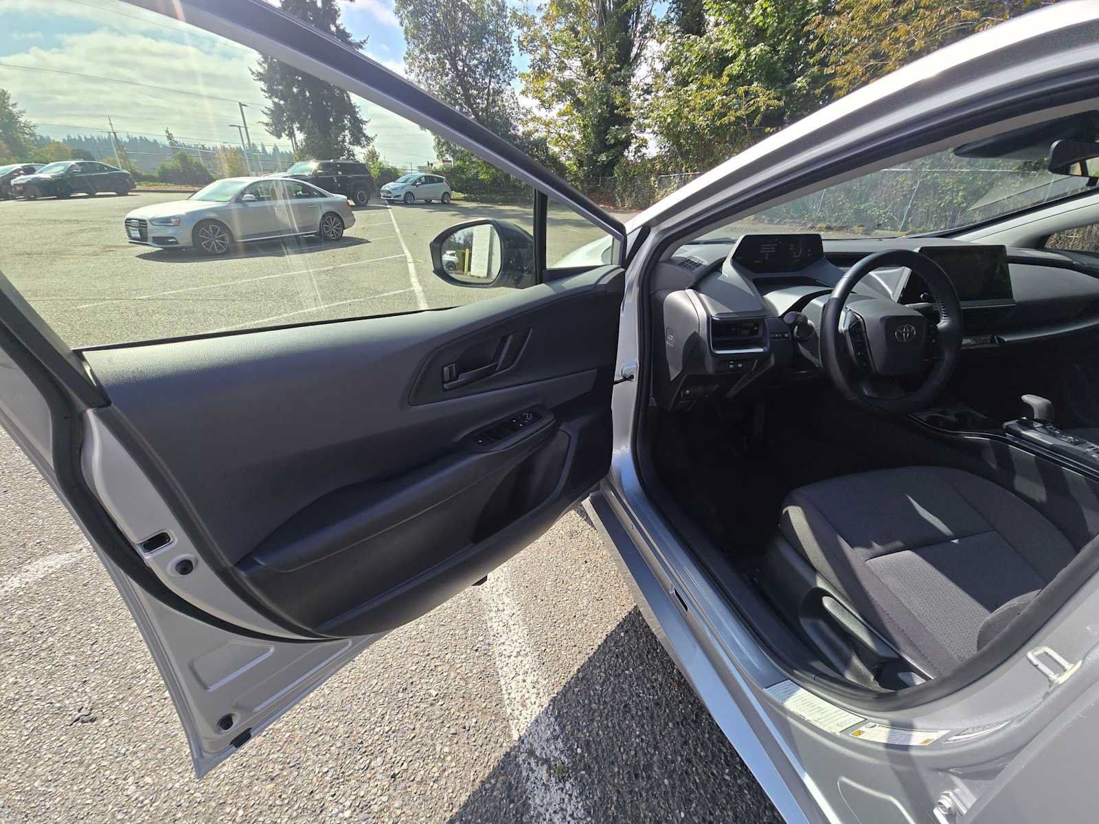 Certified 2025 Toyota Prius LE FWD image 20