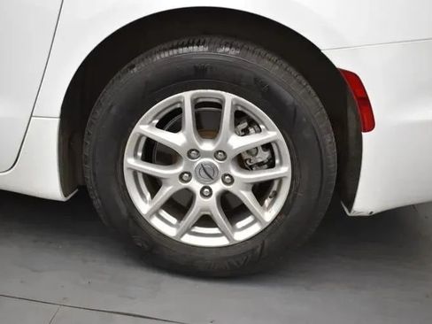 Used 2024 Chrysler Pacifica Touring-L FWD image 35
