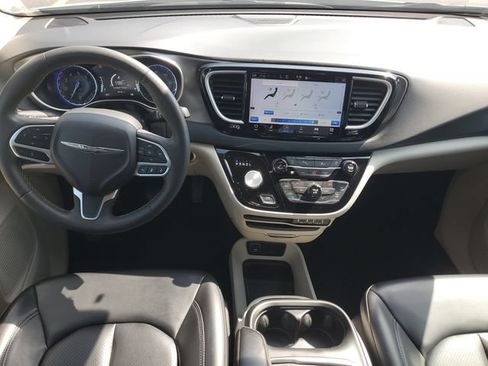 Used 2023 Chrysler Pacifica Touring-L FWD image 12