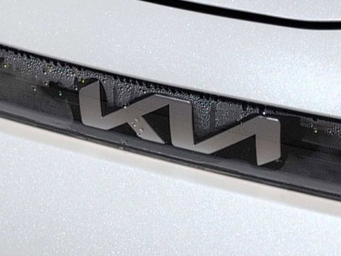 Used 2025 Kia Soul LX w/ LX Technology Package FWD image 12