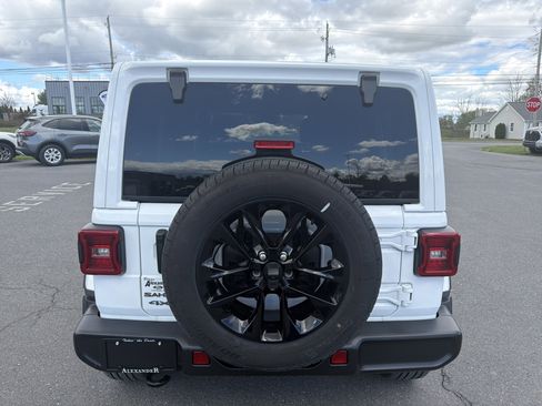 Used 2025 Jeep Wrangler Sahara AWD/4WD image 4