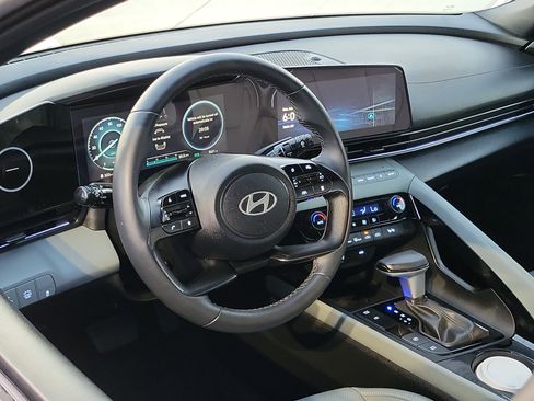 Certified 2025 Hyundai Elantra Limited image 5