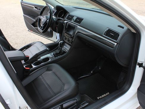 Used 2016 Volkswagen Passat 1.8T image 32