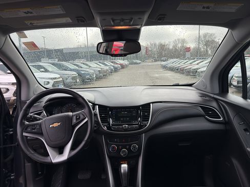 Used 2019 Chevrolet Trax LT w/ Sun & Sound Package image 27