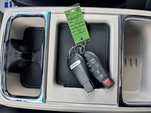 Used 2015 Chrysler Town & Country Touring image 35