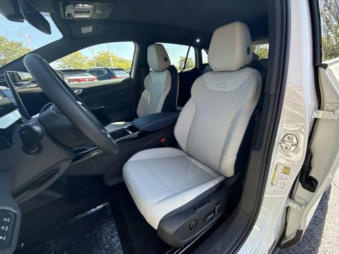 New 2025 Volkswagen ID.4 Pro S Plus image 12