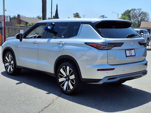 Used 2025 Mitsubishi Outlander AWD image 4