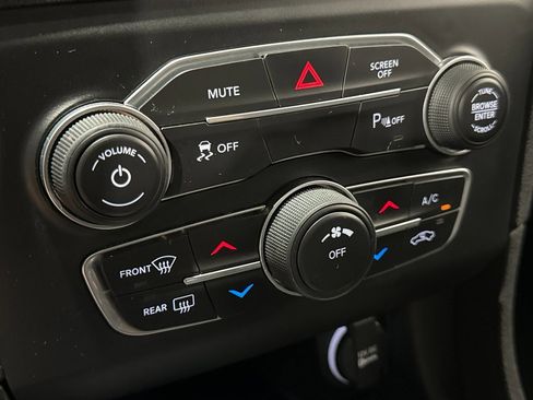 Used 2023 Dodge Charger SXT image 32