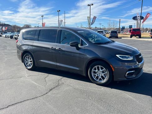 Used 2023 Chrysler Pacifica Touring-L image 6