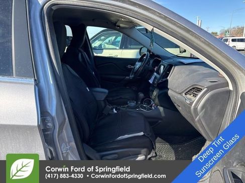 Used 2019 Jeep Cherokee Latitude w/ Cold Weather Group image 12