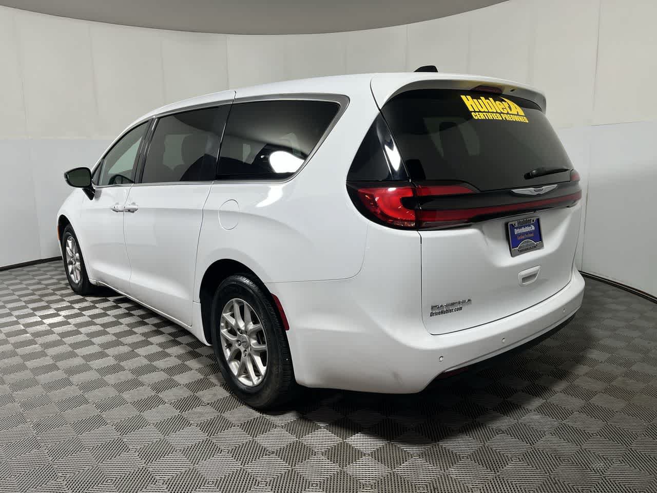 Used 2025 Chrysler Pacifica Select FWD image 6