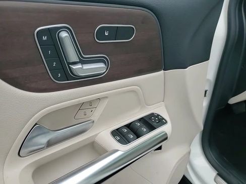 Used 2022 Mercedes-Benz GLA 250 4MATIC w/ Premium Package image 14