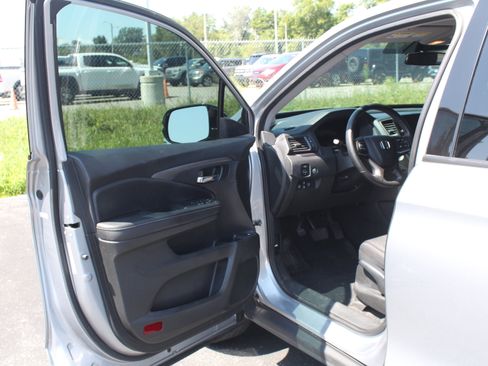 Used 2024 Honda Ridgeline Sport image 11