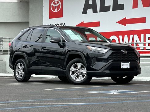 Used 2025 Toyota RAV4 XLE FWD image 8
