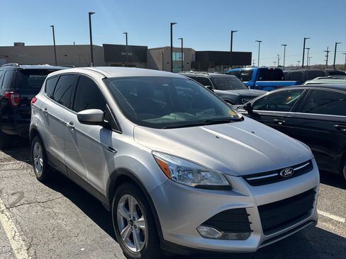 Used 2015 Ford Escape SE image 2