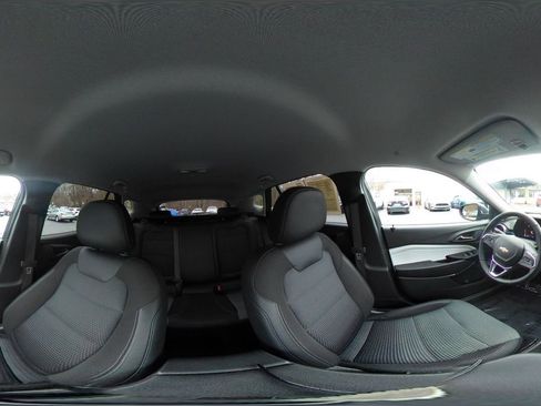 Used 2025 Chevrolet Trax LT w/ LT Convenience Package image 36