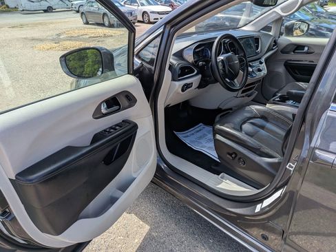 Used 2022 Chrysler Pacifica Touring-L w/ Uconnect Theater Family Group FWD image 28