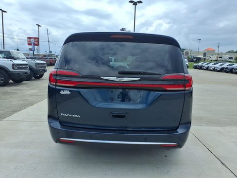 Used 2023 Chrysler Pacifica Touring-L FWD image 4
