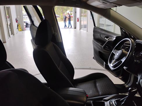 Used 2019 Nissan Rogue SV image 38