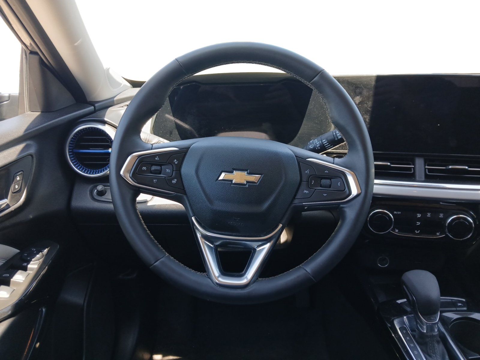 Used 2025 Chevrolet Trax LT w/ Sunroof Package FWD image 14