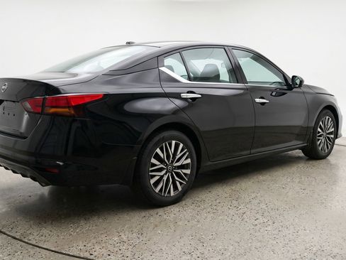 Used 2025 Nissan Altima 2.5 SV FWD image 9