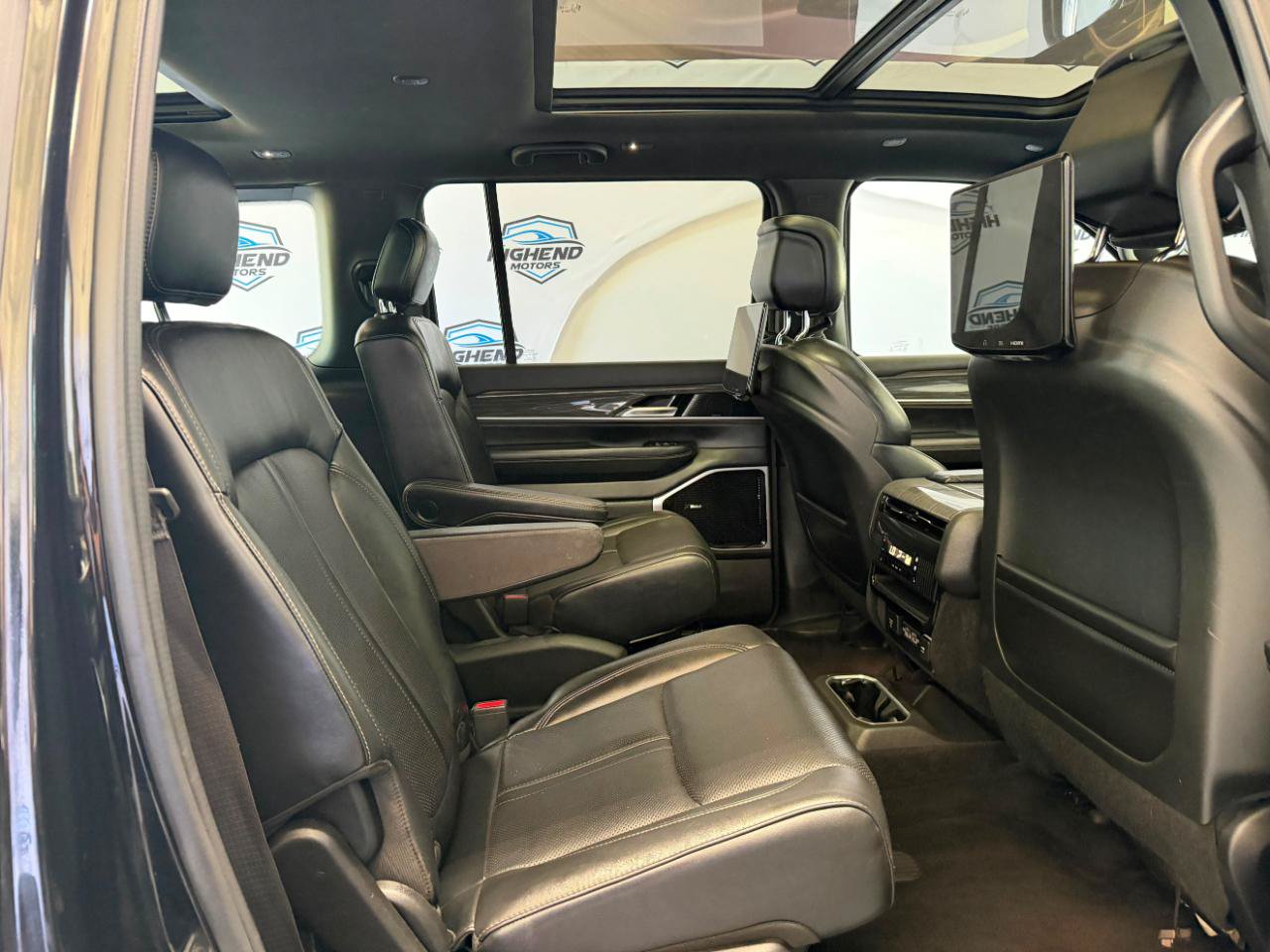 Used 2022 Jeep Wagoneer Series III w/ Premium Group I AWD/4WD image 18