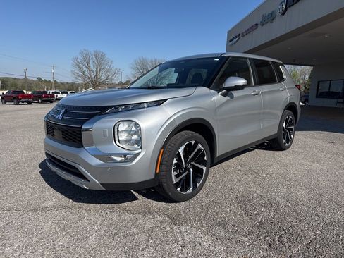 Used 2024 Mitsubishi Outlander SE image 2