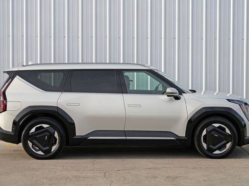 Used 2024 Kia EV9 Land image 53