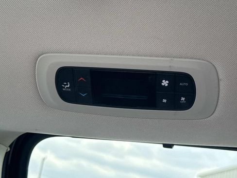 Used 2024 Chrysler Pacifica Touring-L FWD image 27
