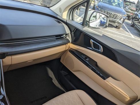 Used 2024 Kia Carnival EX image 15