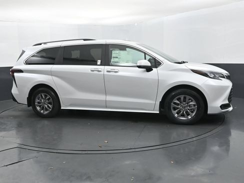 Used 2026 Toyota Sienna XLE FWD image 6