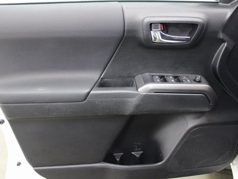 Used 2021 Toyota Tacoma TRD Off-Road w/ Technology Package image 12