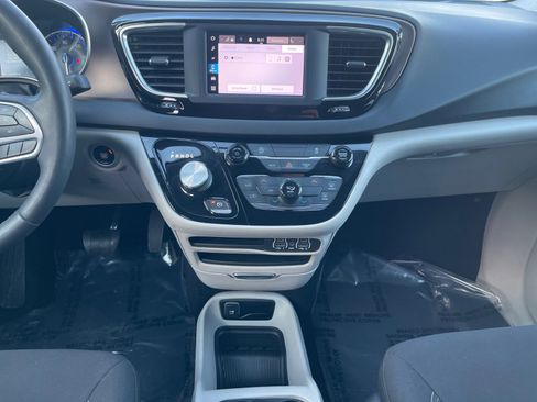 Used 2022 Chrysler Voyager LX image 11