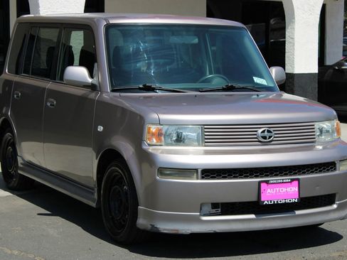 Used 2005 Scion xB image 2