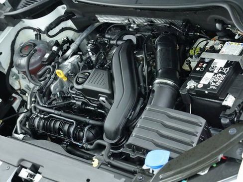 New 2024 Volkswagen Taos SE image 9