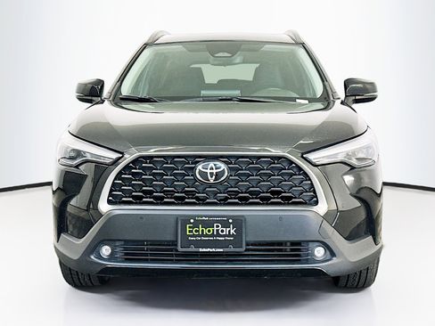 Used 2024 Toyota Corolla Cross XLE image 2