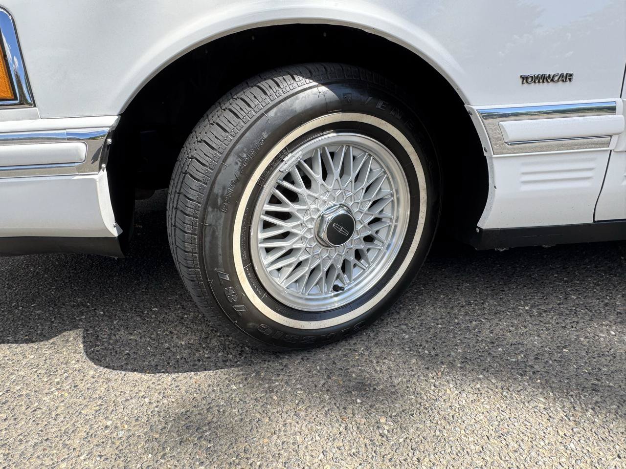 Used 1994 Lincoln Town Car Executive RWD image 29