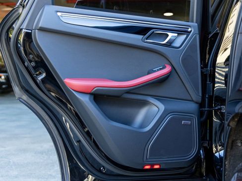 Certified 2025 Porsche Macan S image 41