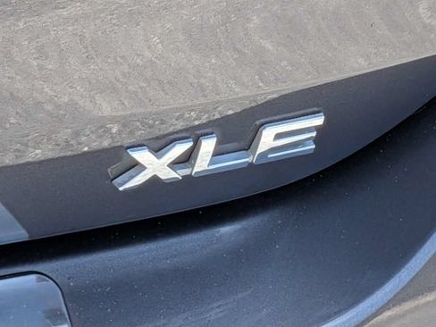 Used 2022 Toyota Highlander XLE FWD image 13